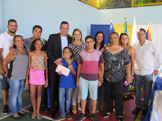 O estudante recebeu um tablet, a professora coordenadora da ação na escola foi premiada com um notebook e a escola ganhou 150 euros em material didático. Foto: Divulgação